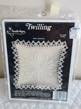NIP New Vntg TWILLING by Needle Magic Candlewicking Mini Pillow kit